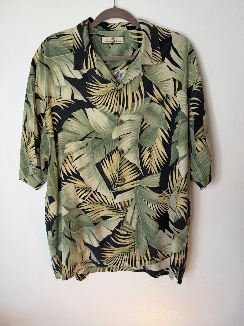 Tommy Bahama Short-Sleeve Button-Up in Green and Cream Leaf Print Palm Size L
